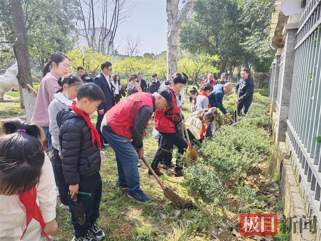 半岛(中国)体育·官方网站植树添绿老中青三代志愿者携手共赴绿色科普之约(图1)