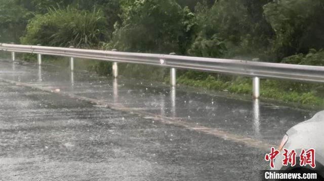 半岛(中国)体育·官方网站广西多雨天气仍将持续 柑橘、芒果等遭冰雹砸坏(图2)