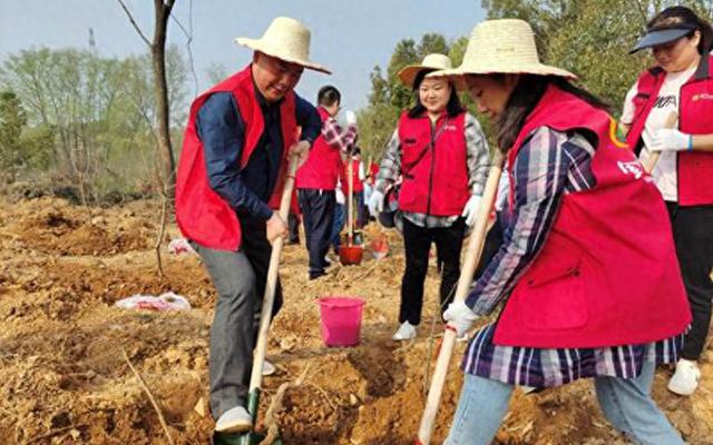 半岛(中国)体育·官方网站湖北黄石烟草：用“心”种植黄金果 用“情”浇灌幸福园(图1)